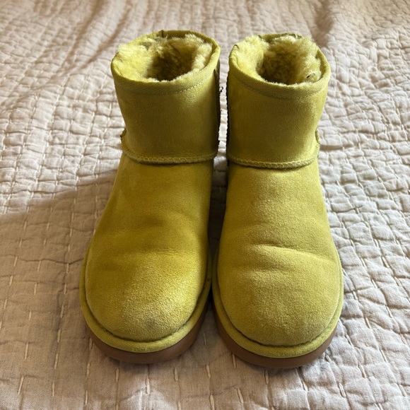 Ugg Women’s UGG Classic Ultra Mini in Electric Lime size 7 - Picture 1 of 8